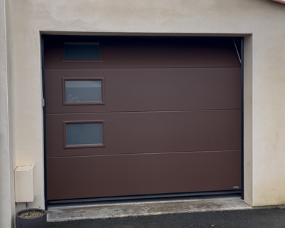 Porte de garage SDA à refoulement plafond marron sablé