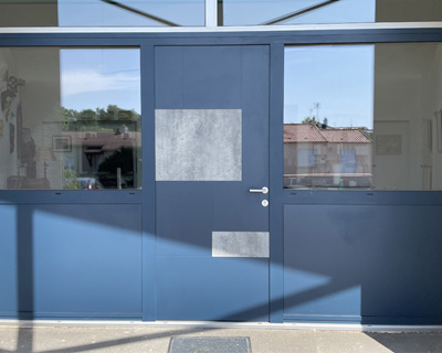 Installation de fenêtres sur mesure chez un client à Nantes